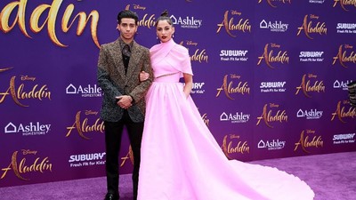 5 Gaya Stylish Naomi Scott, Si Putri Jasmine di Premier Film Aladdin