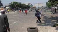 Massa nampak masih berkumpul melakukan aksi di Jalan Jati Baru Raya, Jakarta, Rabu (22/5/2019).