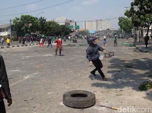 Kondisi Terkini Bentrokan Massa di Jalan Jati Baru