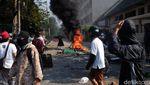 Massa Juga Gelar Aksi Bakar-bakar di Tengah Jalan