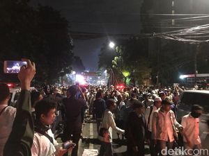 Rusuh Pecah di Depan Bawaslu, Gas Air Mata Ditembakkan