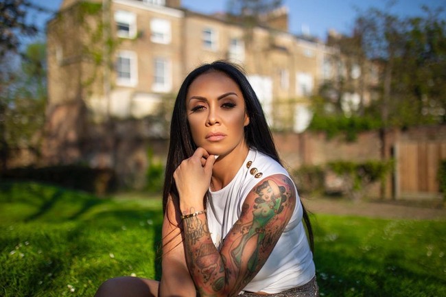 Dalam acara This Morning, Jenna Thompson diwawancara mengenai kehidupan cintanya. Model yang sedang sendiri tersebut pun menyebutkan jika penampilannya yang cantik mengintimidasi pria-pria baik. Foto: Instagram @miss_jenna_thompson