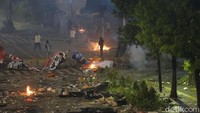 Massa melemparkan kembang api hingga botol minuman. 