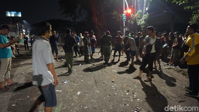 Foto: Kehadiran Marinir TNI AL dan polisi di lokasi. (Ibnu Haryanto/detikcom) Foto: Kehadiran Marinir TNI AL dan polisi di lokasi. (Ibnu Haryanto/detikcom)