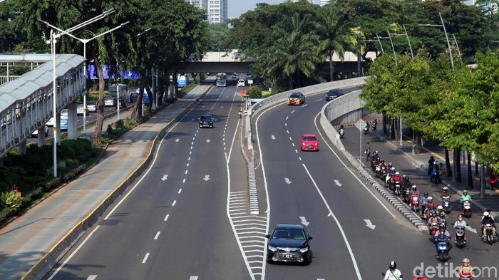 Sejumlah jalan di Jakarta nampak lengang jelang aksi 22 Mei di depan kantor Bawaslu. Ada sejumlah jalan yang ditutup untuk mengantisipasi kemacetan di lokasi.