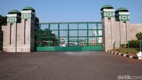 Pintu gerbang gedung DPR RI digembok.