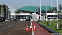 Truk-truk juga tampak diparkir berjajar di sekitar kendaraan water canon.