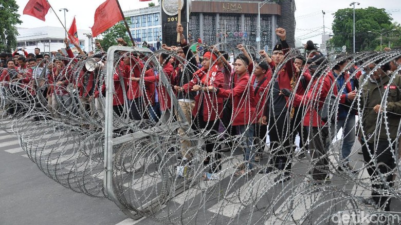 Mahasiswa di Medan Demo Bawaslu, Minta Kecurangan Pemilu Ditindak Mahasiswa di Medan Demo Bawaslu, Minta Kecurangan Pemilu Ditindak