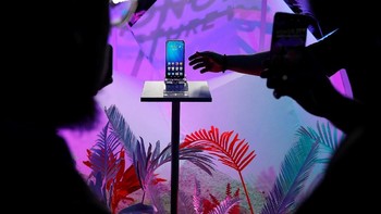 Honor 20 dibekali Kirin 980, RAM 6 GB dan memori internal 128 GB. Seperti versi Pro, disertakan GPU Turbo 3.0 yang disebut membuat main game lebih smooth. Baterai Honor 20 sebesar 3.750 mAh dengan isi ulang cepat 22,5W ,dapat terisi 50% dalam setengah jam. Harganya 500 euro dan segera dipasarkan pertama kali di Eropa. Foto: Reuters