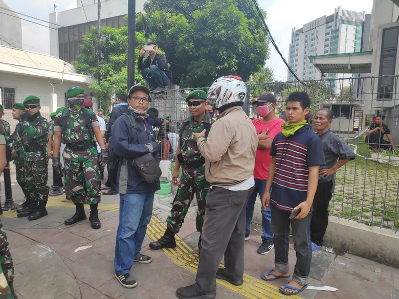 Rusuh di Jalan Jatibaru Mereda, TNI Berdialog dengan Pendemo