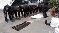 Sejumlah pasukan Brimob salat berjaah dengan beralaskan sorban.
