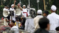 Jumhur Hidayat selaku koordinator Pelaksana GNKR (Gerakan Nasional Kedaulatan Rakyat) tampak memberikan orasi dihadapan sejumlah peserta aksi.