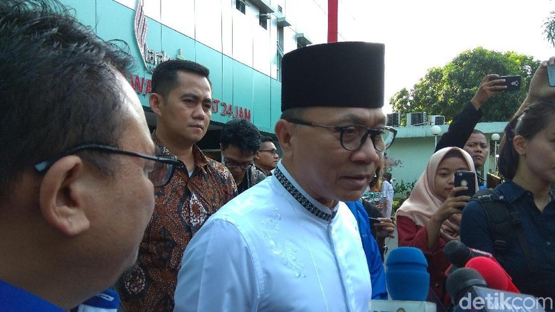 Kunjungi RS Tarakan, Zulkifli Hasan Minta Semua Pihak Menahan Diri Kunjungi RS Tarakan, Zulkifli Hasan Minta Semua Pihak Menahan Diri