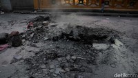 Penampakan ban yang dibakar oleh massa saat terjadi bentrok dengan polisi di kawasan Blok A Tanah Abang, Jakarta.