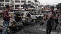 Kerusakan yang dialami mobil itu mulai dari kaca pecah hingga dibakar oleh massa.