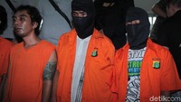 Argo menyebut 257 tersangka itu berasal dari 3 tempat kejadian perkara yaitu Bawaslu, Petamburan, dan Gambir. Dari Bawaslu ada 72 tersangka, lalu 156 tersangka dari Petamburan, dan sisanya 29 tersangka dari kerusuhan di Gambir.
