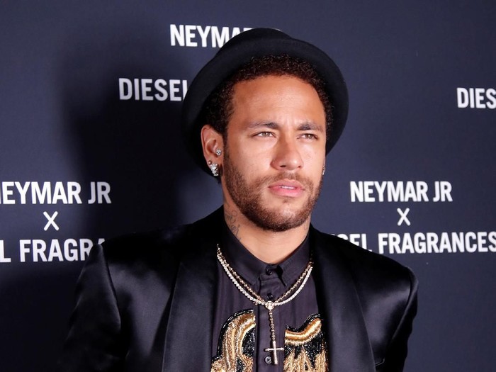 Neymar Jr. pakai celana mirip rok saat peluncuran parfumnya. (Foto: Reuters) Neymar Jr. pakai celana mirip rok saat peluncuran parfumnya. (Foto: Reuters)