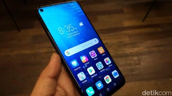 Honor 20 Pro mengusung layar nyaris penuh ukuran 6,26 inch resolusi Full HD+. Foto: Fino Yurio Kristo/detikINET