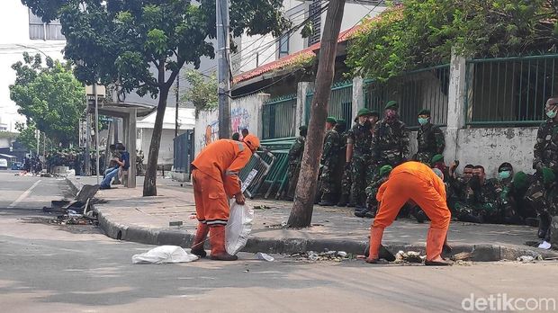 Jl Jatibaru Tanah Abang Mulai Kondusif, PPSU Bereskan Sampah Bekas Rusuh