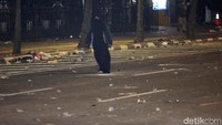 Perempuan itu terlihat berjalan dari arah Monas menuju Bawaslu, Rabu (22/5/2019) sekitar pukul 22.50 WIB.