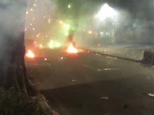 Dipukul Mundur Polisi, Massa Serang Pakai Petasan!
