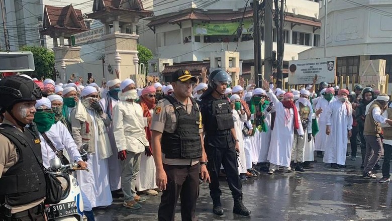Sejumlah Orang Ditangkap di Flyover Slipi, Polisi: Mulutnya Berbau Alkohol Sejumlah Orang Ditangkap di Flyover Slipi, Polisi: Mulutnya Berbau Alkohol
