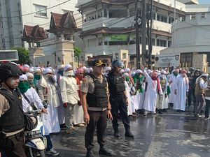 Bubarkan Massa Rusuh di Flyover Slipi, Polisi Semburkan Water Cannon
