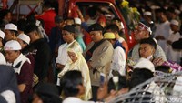 Azan berkumandang, pada massa aksi langsung menggelar salat.