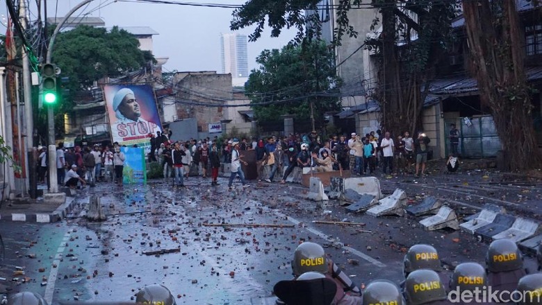 Massa di Slipi Kembali Lempari Batu ke Polisi Massa di Slipi Kembali Lempari Batu ke Polisi