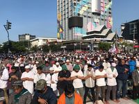 Massa aksi di depan Bawaslu salat berjemaah