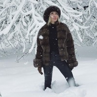 Bahkan selama proses perekrutan, menjadi cantik akan menghalangi. Aku memiliki gelar sarjana hukum dan CV yang bagus tetapi orang rekrutmen masih menyuruhku untuk mewarnai rambut pirangku menjadi lebih gelap untuk wawancara, keluh Irina. Foto: Instagram