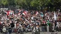 Massa juga nampak mengibarkan bendera merah putih saat melakukan aksi demo di depan gedung Bawaslu, Jakarta.