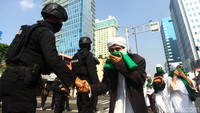 Massa bersorban juga bersalaman dengan polisi sebelum meninggalkan lokasi.