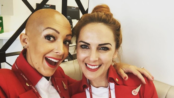 Rima Theisen bersama rekannya sesama pramugari Virgin Atlantic. Foto: Instagram/@thebaldmama Rima Theisen bersama rekannya sesama pramugari Virgin Atlantic. Foto: Instagram/@thebaldmama