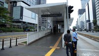 Beberapa toko dan perusahaan bisnis di Ibu kota banyak yang memilih untuk menghentikan aktivitasnya demi keamanan. Bahkan untuk transportasi massa MRT dan TransJakarta pun harus merubah rutenya.