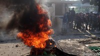 Bakar-bakar dilakukan di tengah aksi lempar batu ke arah polisi.
