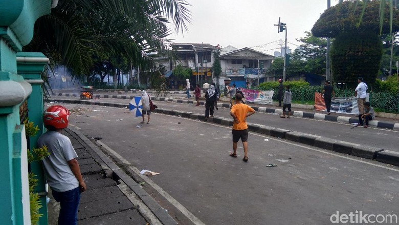 Petamburan Panas Lagi, Lemparan Batu Massa Dibalas Tembakan Gas Air Mata Petamburan Panas Lagi, Lemparan Batu Massa Dibalas Tembakan Gas Air Mata