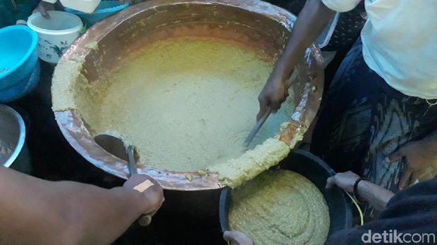 Bubur Mudhor dibagikan untuk warga