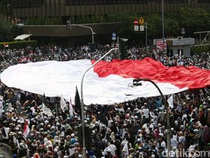 Bendera Merah Putih Raksasa Dibentangkan Massa Aksi 22 Mei