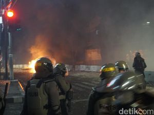 Polisi Dorong Massa Rusuh di Slipi Mundur sampai ke Permukiman