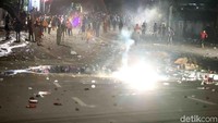 Hingga sekitar pukul 21.00 WIB massa masih terus bertahan dan berusaha menyerang petugas. 