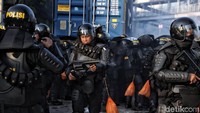Senjata air mata turut dibawa oleh polisi untuk mengamankan massa di kawasan Tanah Abang, Jakarta.