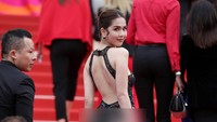Lewat gaun hitam menerawang itu, Ngoc Trinh seperti memamerkan bagian intimnya. Andreas Rentz/Getty Images