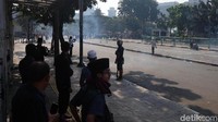 Tak nampak pengendara yang melintas karena jalan masih dikuasi oleh massa.