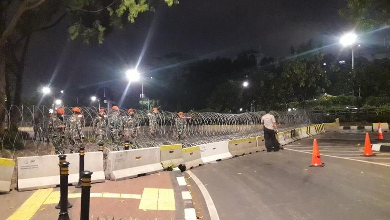 Ditutup Kawat Berduri, Lalin di Gatot Subroto Arah DPR Belum Dibuka Ditutup Kawat Berduri, Lalin di Gatot Subroto Arah DPR Belum Dibuka