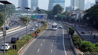 Kendaraan nampak tak banyak melintas di jalanan ibu kota.