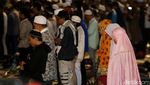 Momen Massa di Bawaslu Salat Maghrib Berjemaah