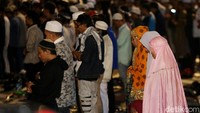 Tak hanya pria, salat juga iikuti kaum emak-emak yang ada disana.