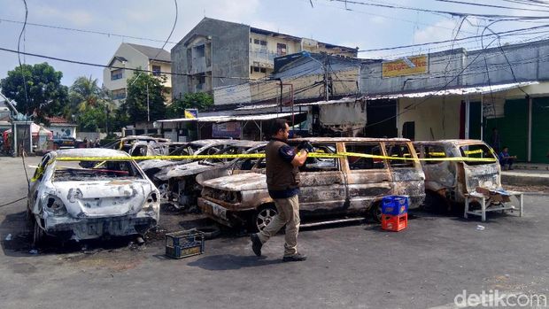 TNI-Polri Siaga di Jl KS Tubun, Sisa Pembakaran Berserakan di Jalan