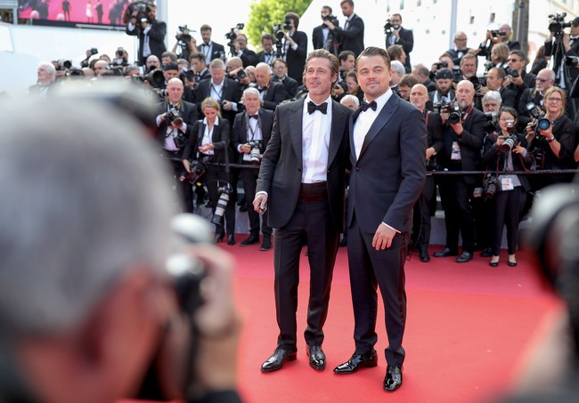 Dua aktor tampan Hollywood, Brad Pitt dan Leonardo DiCaprio beradu akting dalam film Once Upon A Time in Hollywood. Saat menghadiri premiere film yang diadakan di Festival Film Cannes, keduanya pun tampak akrab di karpet merah. Foto: Getty Images
